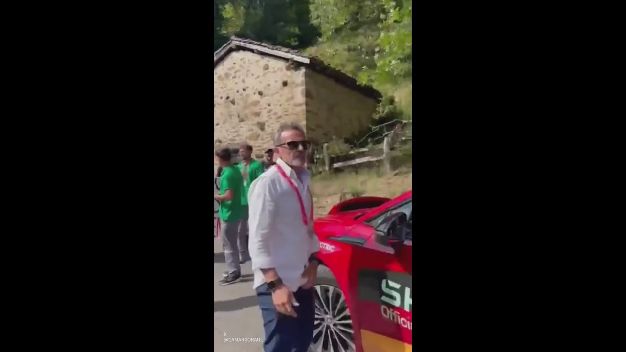 El momento en el que varias personas irrumpen La Vuelta en el Angliru