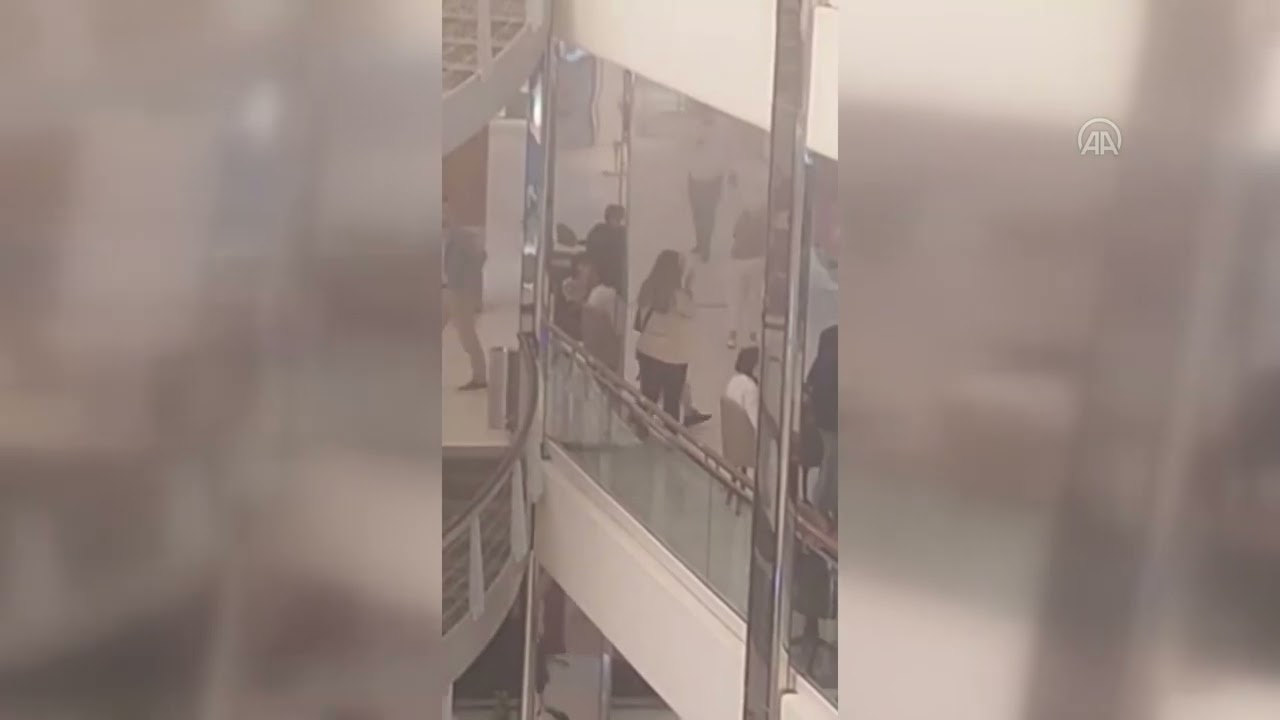 Zafer Plaza'da bir mağazanın tavanı çöktü!