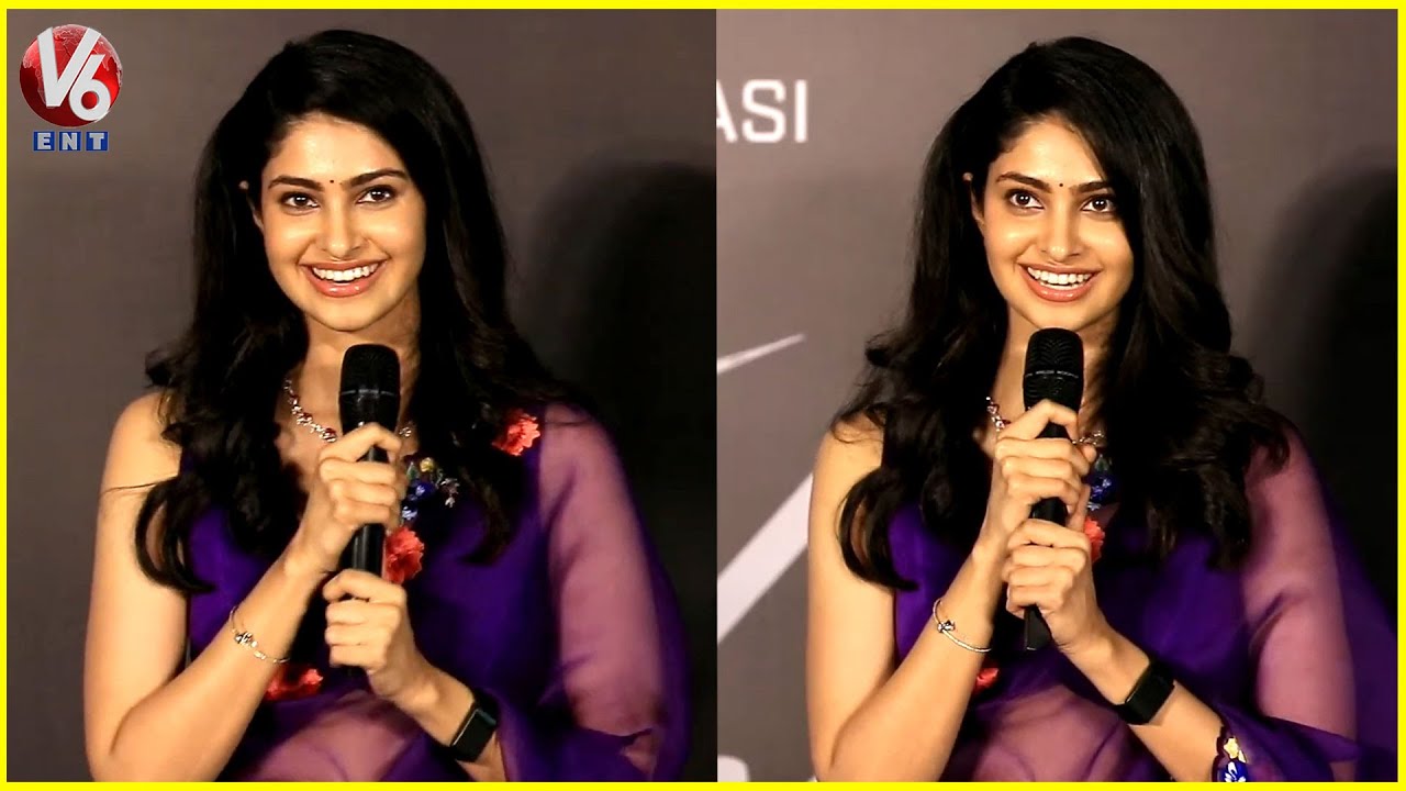 Heroine Manasa Varanasi Cute Speech @ Couple Friendly Trailer Launch Event | V6Ent