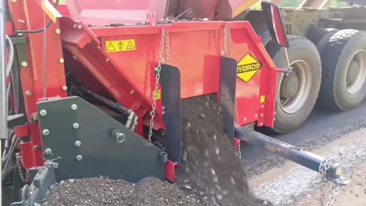 Распределитель щебня HYDROG DG 3000. Премиум качество техники - премиум качество дорог!