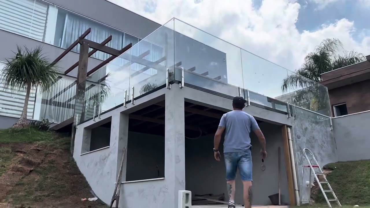 Guarda corpo de vidro , com torre de inox por fora do vão