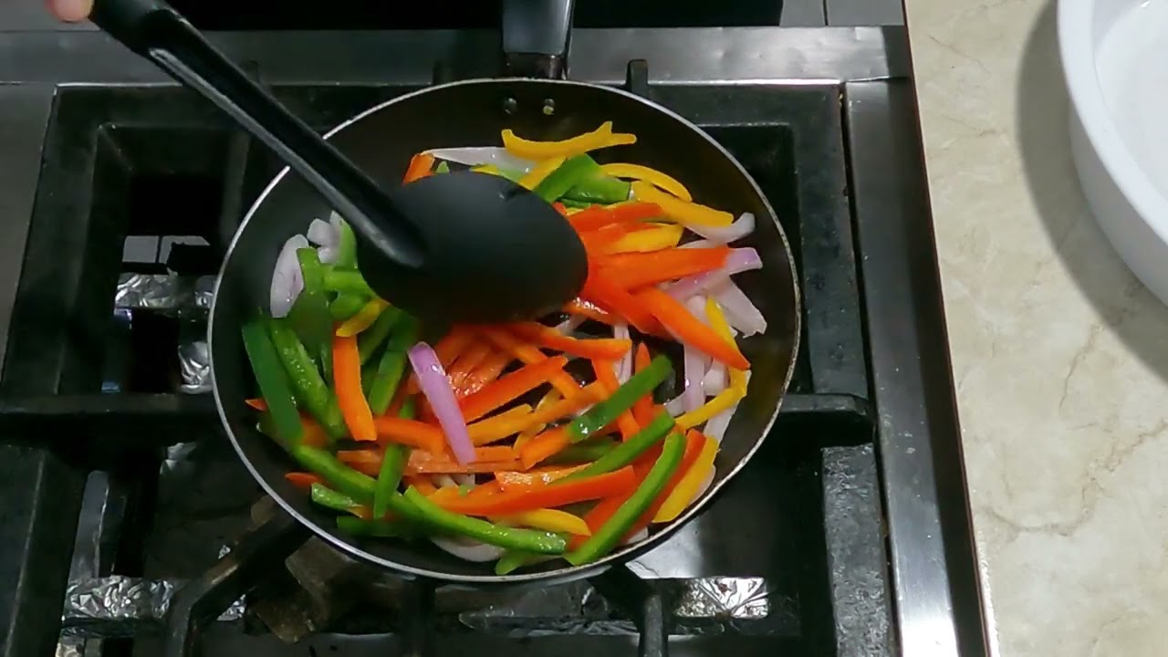Pescado salteado con ajos, puré rústico y verduras
