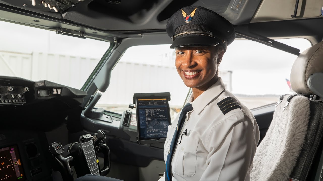 Pilot Q&A with Alaska First Officer Mallory C.