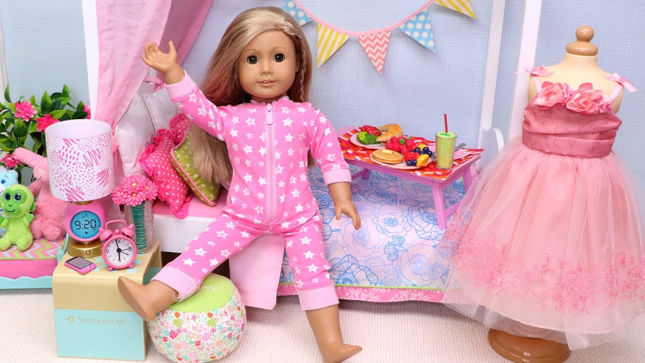 Doll Breakfast in bed in new bedroom! Play Dolls Adventures