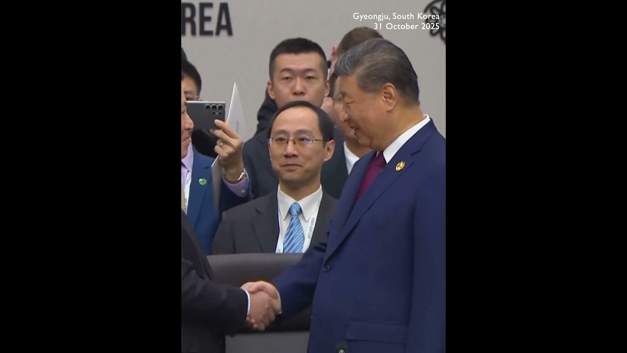 Everyone stand up as S.Korea's President and China's Xi talk and enter the meeting room at APEC