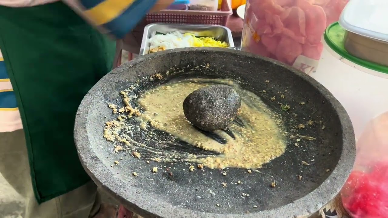 Lotek (Indonesian vegetable salad) 