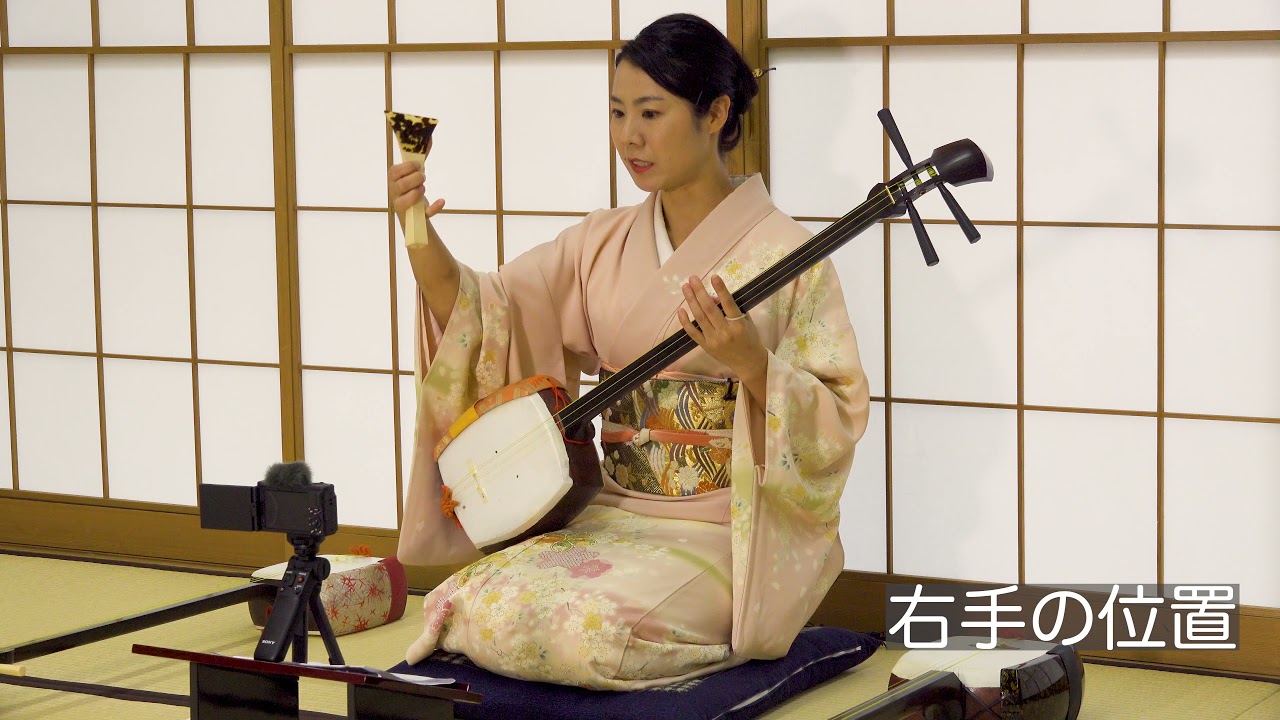 三味線の構え方に力はいらない/プロ講師の視点/〜左手ではなく右手がポイント〜（左手で棹を支えてはいけない）：三味線の基本＜構え方＞