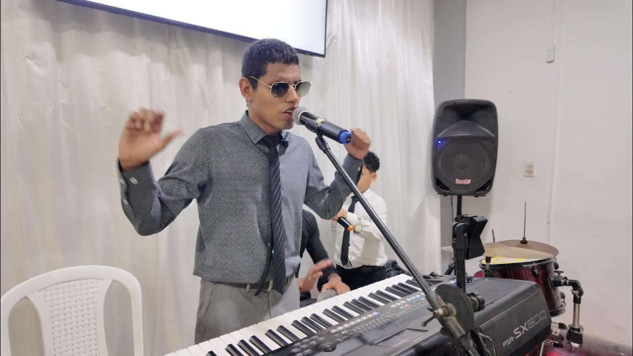 Con la voz y con los instrumentos cantando y alabando a Dios. Alexander Tuberquia #IPUC 