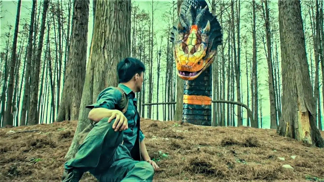 大蛇追击男人，竟被另一只大蛇救下，一口将同伴咬死！#异变暴龙 #惊悚 #灾难 #电影 #movie #怪兽 #monster #电影派对 #snake