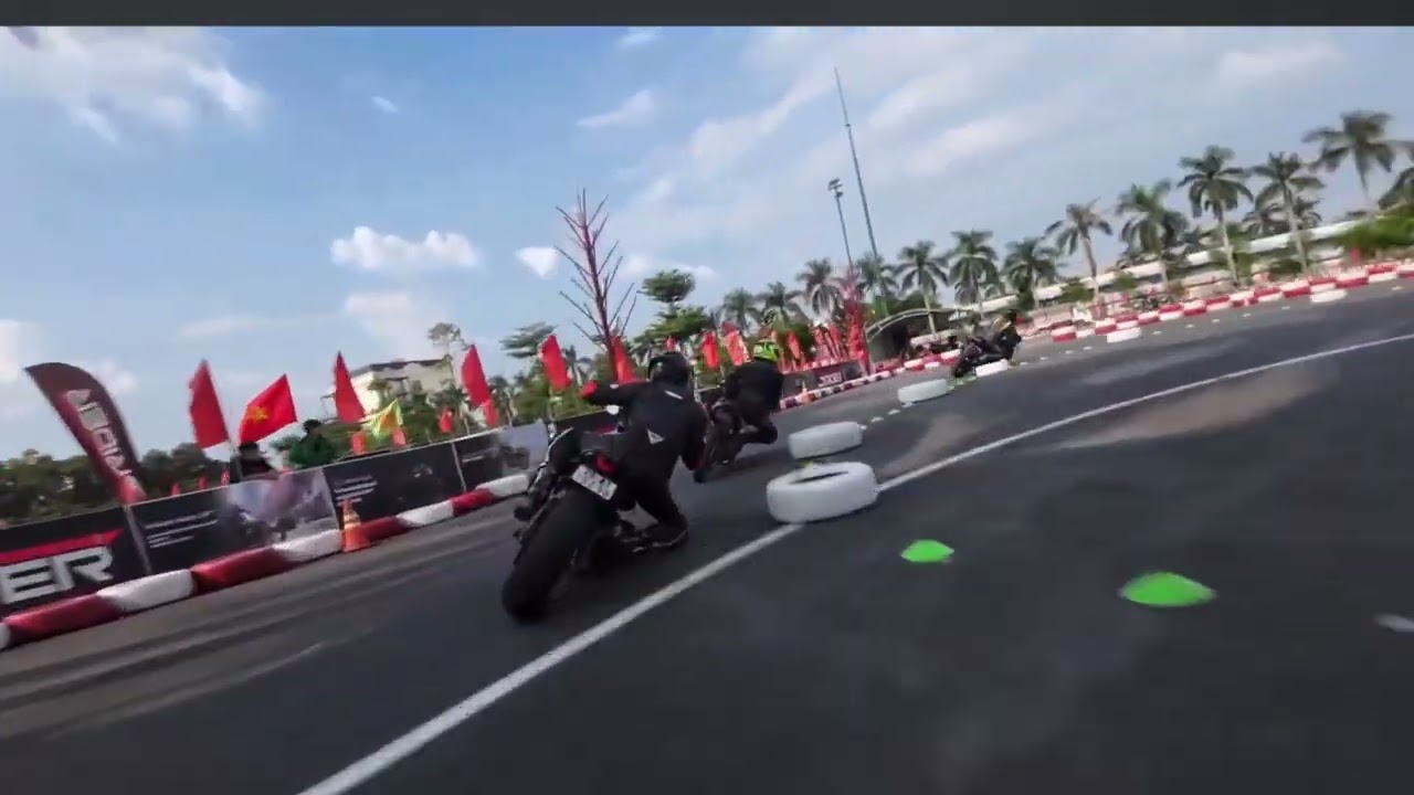 Những phương án vượt xe trong sân mini track