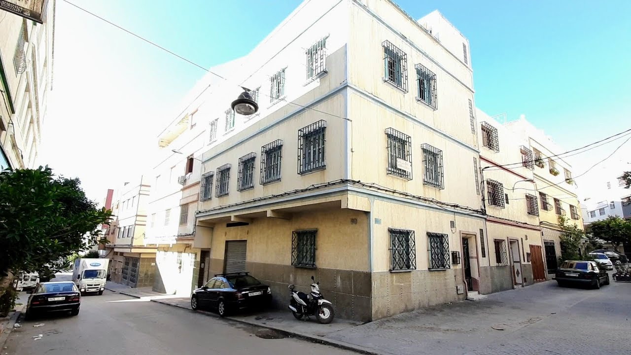 دار للبيع في طنجة دار التونسي المساحة 105 أمتار محفضة لها وجهتان دار بكراج وطبقاتيين ثم السطح