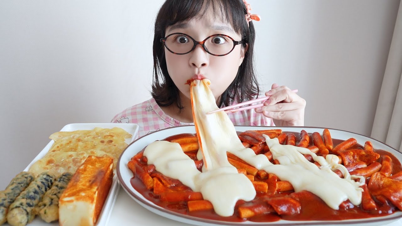 매콤 쫀득🔥치즈듬뿍 떡볶이 먹방! 신전보다 맛있는 떡볶이 발견🤦‍♀띠미의 띠뽀끼 (ft.치즈,김말이,납작만두) REALSOUND MUKBANG | Tteokbokki :D