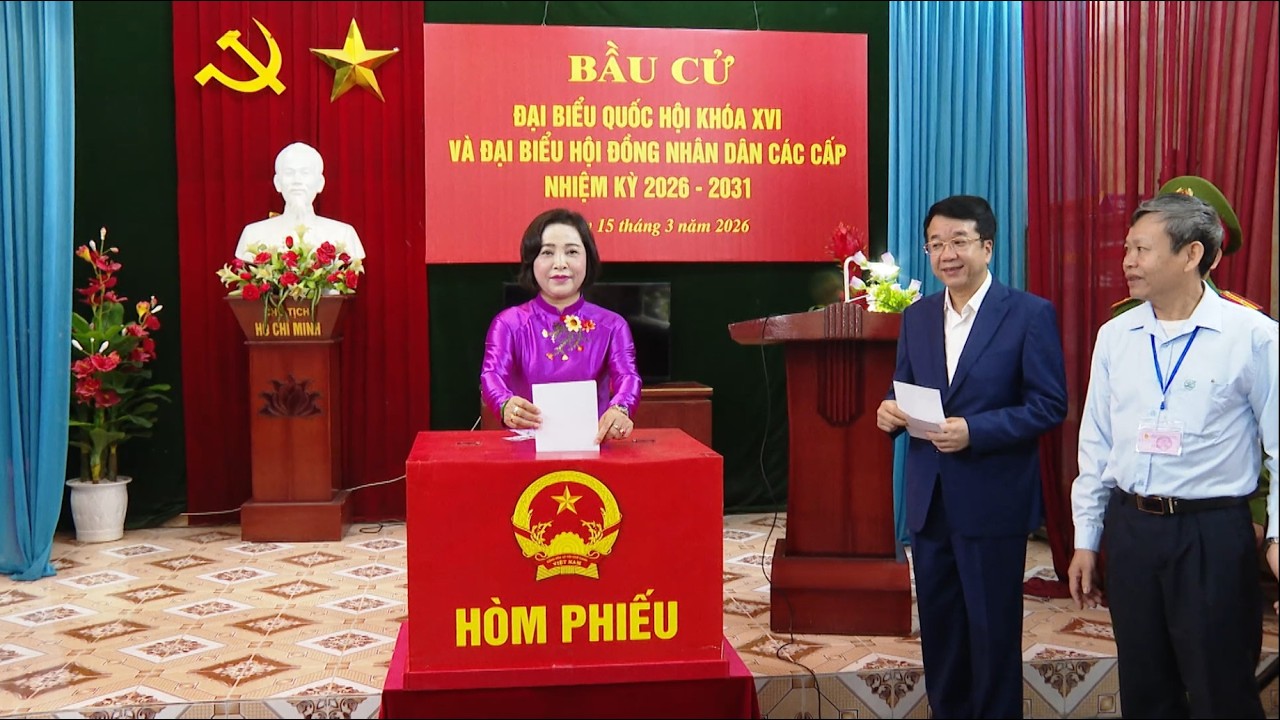 Đồng chí Phó Chủ tịch Quốc hội và đồng chí Chủ tịch UBND tỉnh dự khai mạc ngày bầu cử