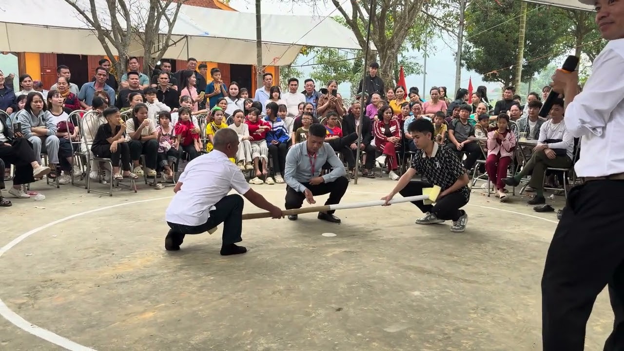 Trò chơi đẩy gậy lễ hội khai xuân phường quân cay 