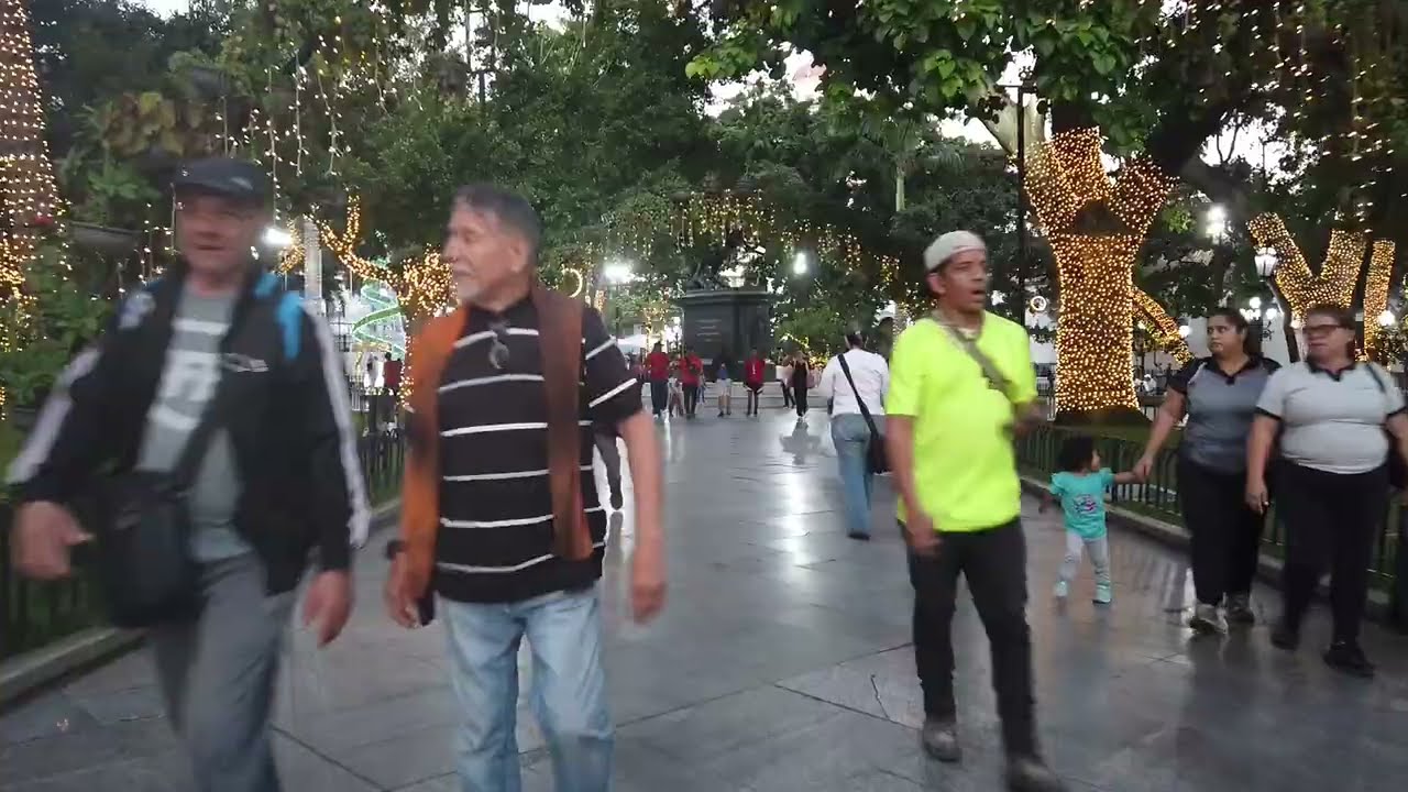 PLAZA BOLIVAR Y ALREDEDORES DE NOCHE EN CARACAS - VENEZUELA 2025