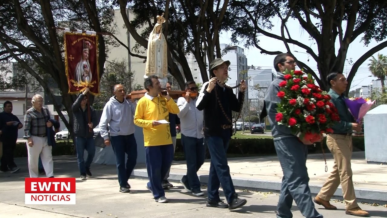 Rosario de hombres en la vía pública