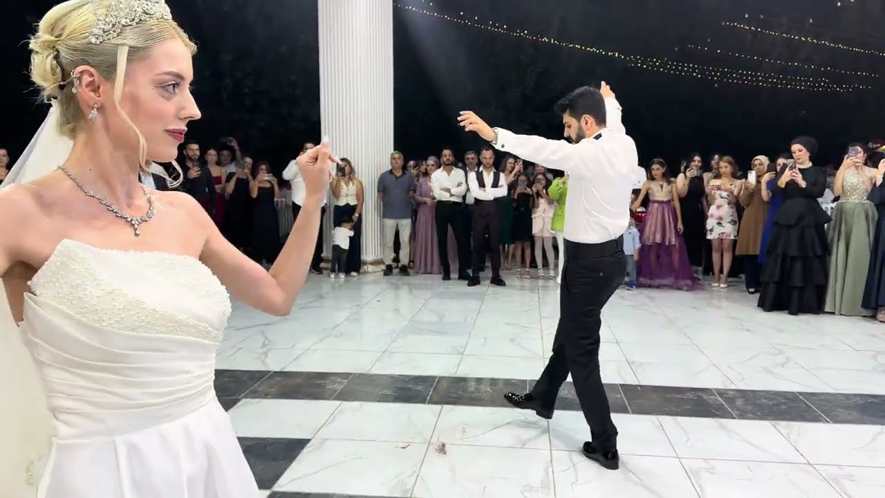 DİYARBAKIRLILAR ZEYBEK OYNUYOR İZMİRLİLER HALAY ÇEKSİN