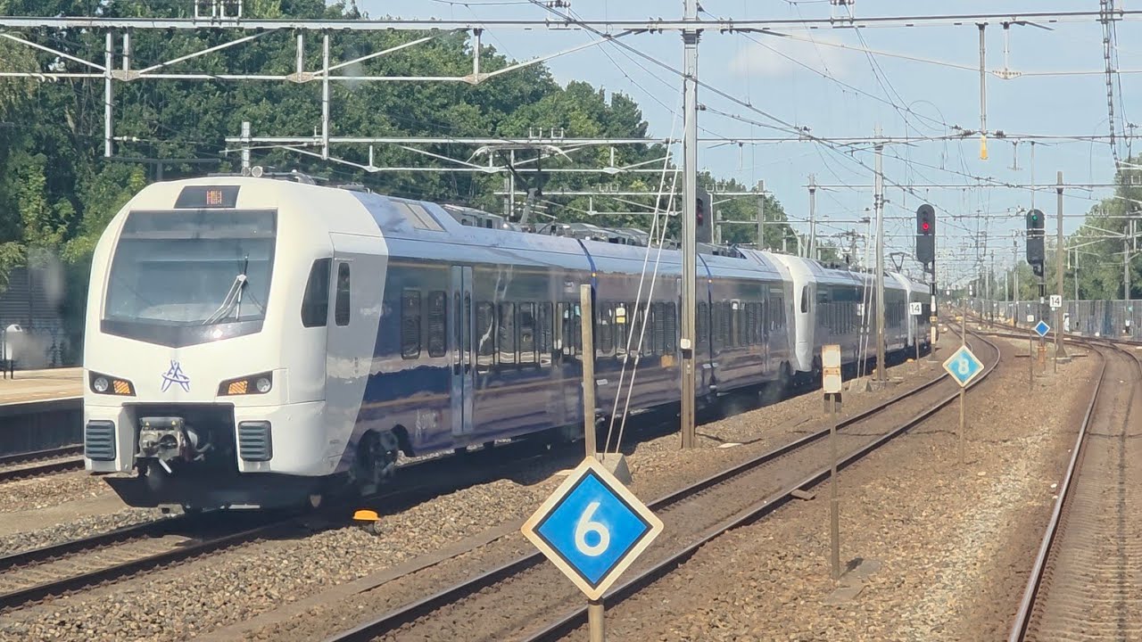 3x Arriva Maaslijn Flirt komen aan op station Weesp