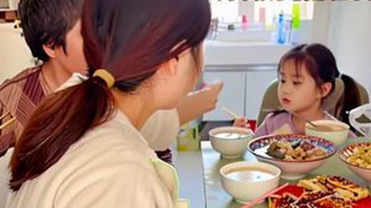 今天给孩子们做了街边同款的酱香饼，酱香浓郁特别好吃，特别简单，大家都可以试试#利仁小钢人电饼铛#利仁不锈钢电饼铛 #利仁0涂层电饼铛