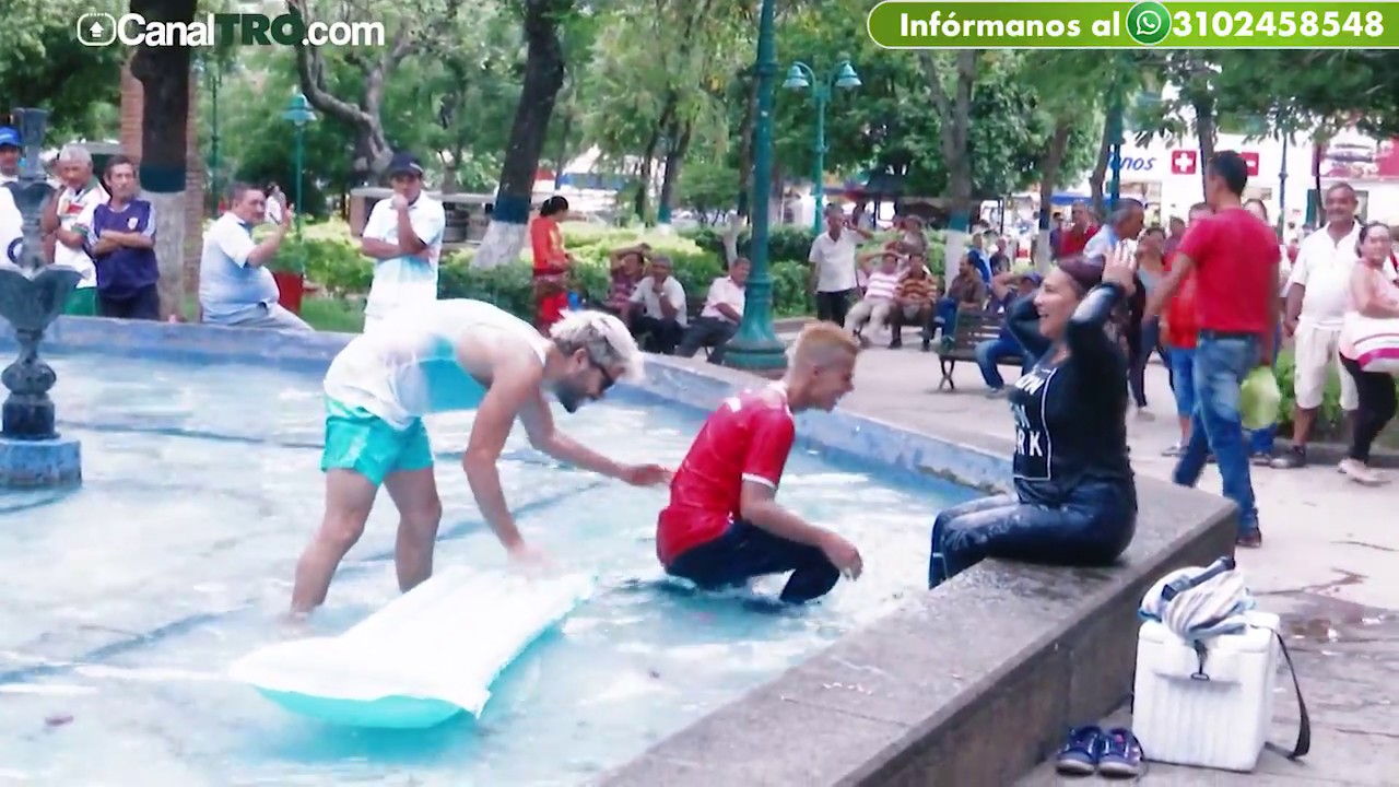 #ElReto Bryan Pinto bañándose en una fuente