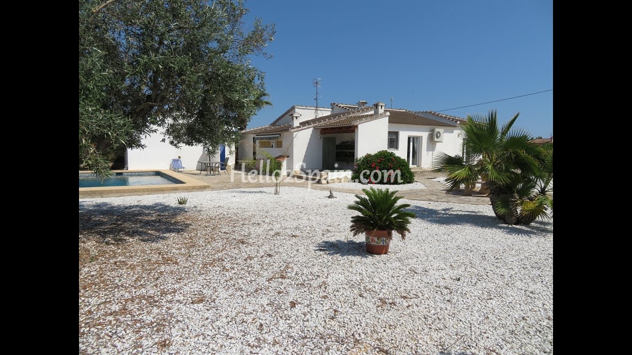 REF: 3055 DETACHED VILLA. FLAT PLOT. 4 BEDROOMS. 2 BATHROOMS. WALKING DISTANCE TO BEACH