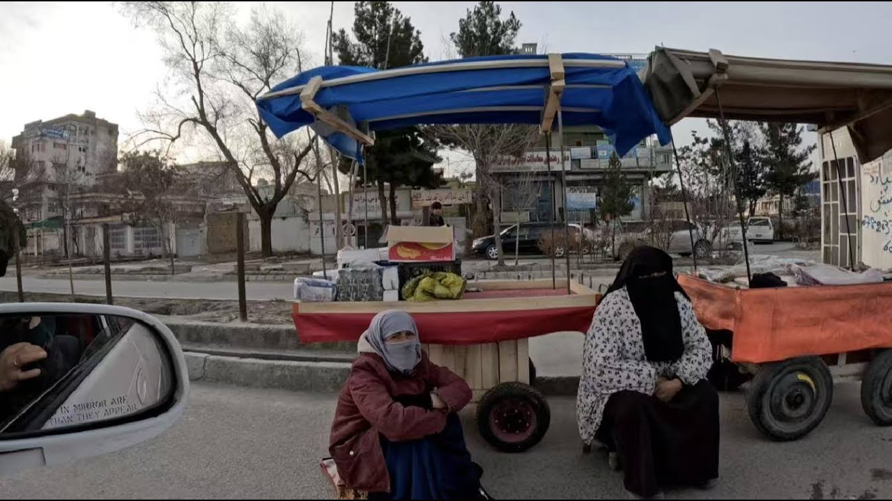 Мать-одиночка пыталась продать товар с тележки на улице, и китайцы высыпали муку, чтобы помочь ей...