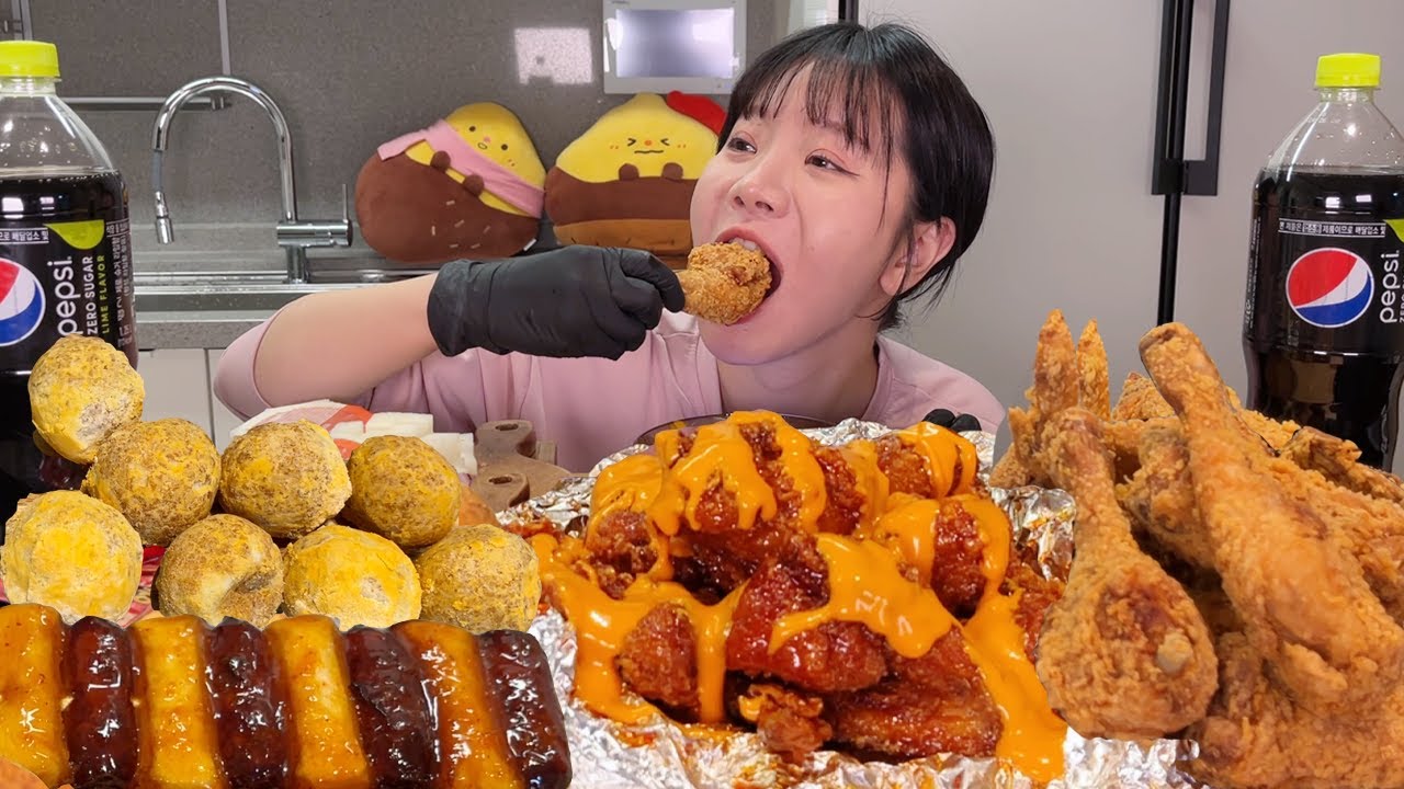 새벽에 배고파서 한달만에 소스 듬~뿍 뿌린 바삭한 치킨 먹었습니다.🤤│MUKBANG