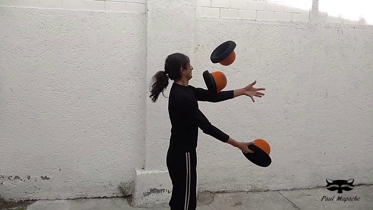 Paul Mapache New 3 Hat Juggling tricks (malabares con 3 sombreros)