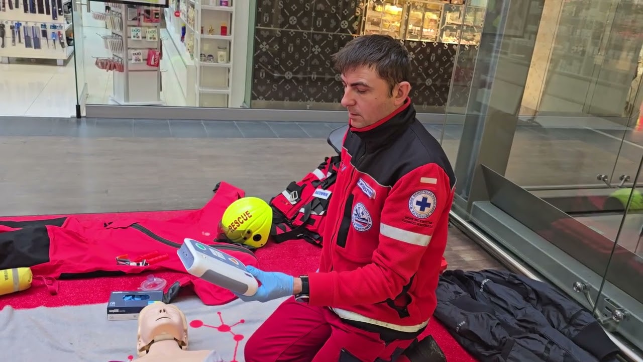 Pokazy pierwszej pomocy w centrum handlowym. WOPR gra z WOŚP