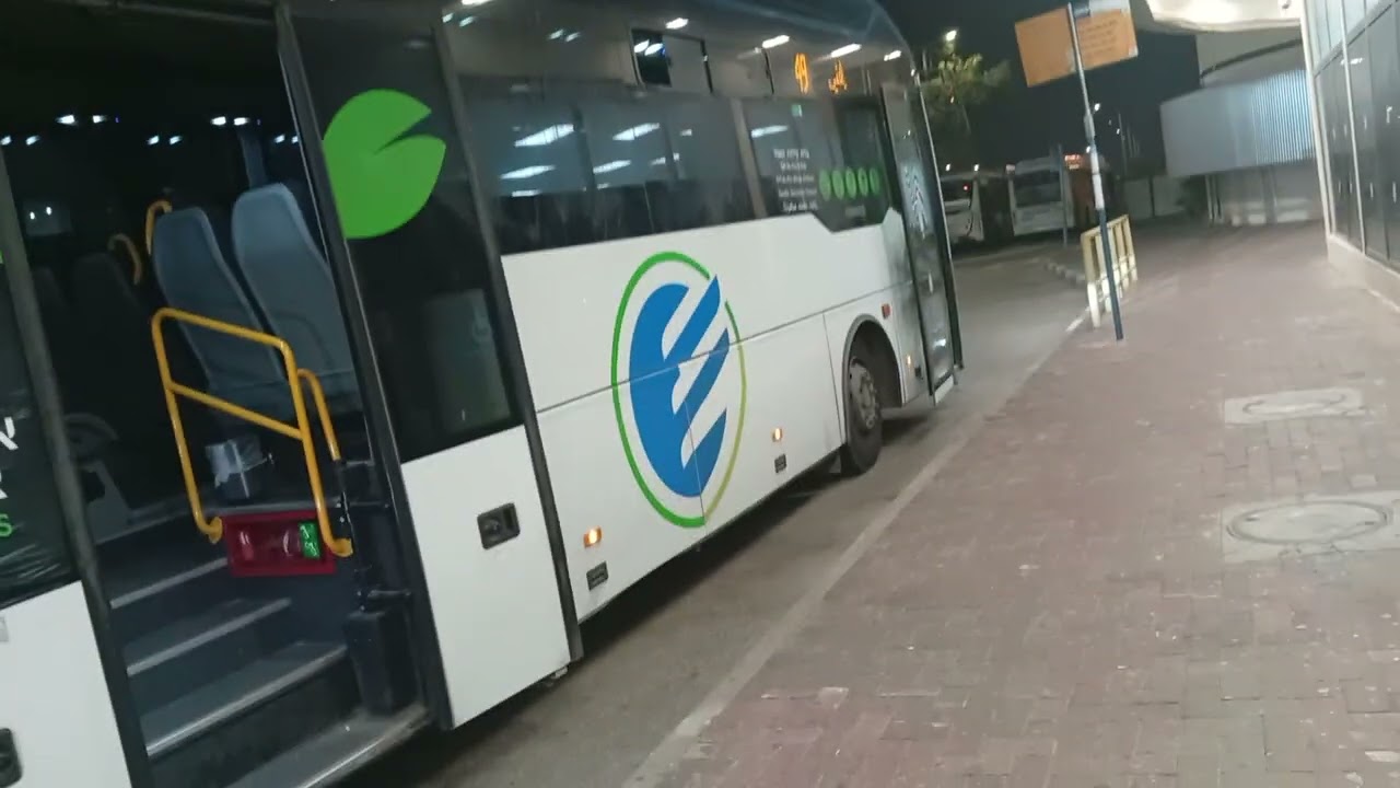 ירידה מהיסוזו cng bus בין עירוני החדש המטורף של קו 49 מרחובות ליבנה בתחנה האחרונה ת.מרכזית יבנה