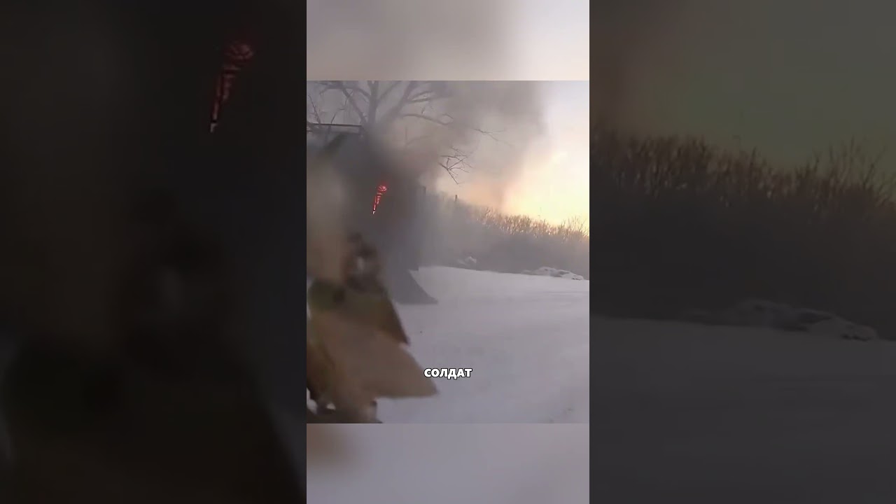 Украинские военнослужащие покидают горящую машину после подрыва на мине 🔥
