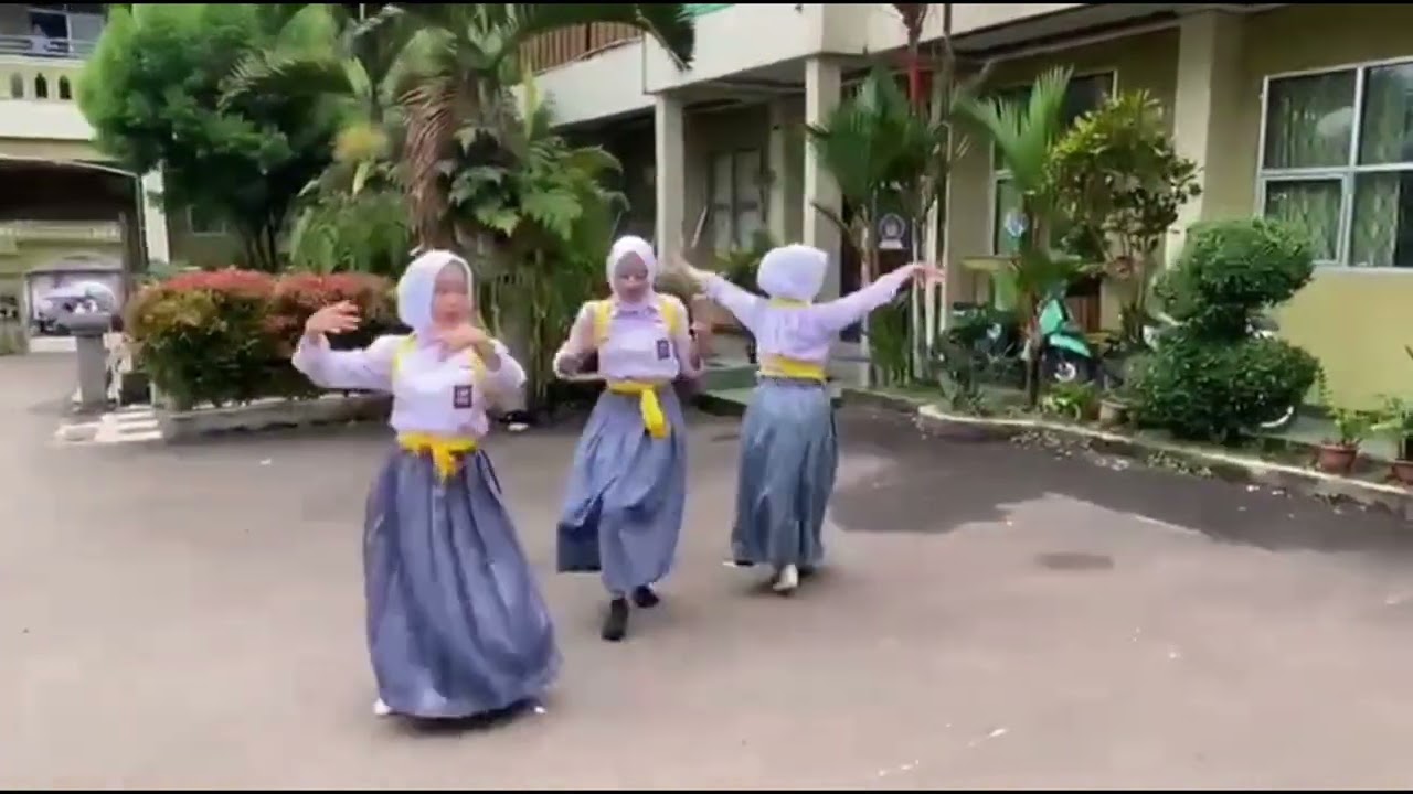 Tugas Akhir Seni Budaya Kelas XII 2.1 SMAN 1 SUKARAJA