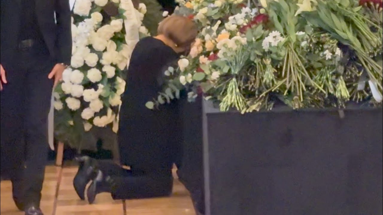 МАКСАКОВА УПАЛА НА КОЛЕНИ ПЕРЕД ГРОБОМ | АРТИСТЫ НА ПОХОРОНАХ АКТРИСЫ ОЛЬГИ ЧИПОВСКОЙ 9.02.2026 