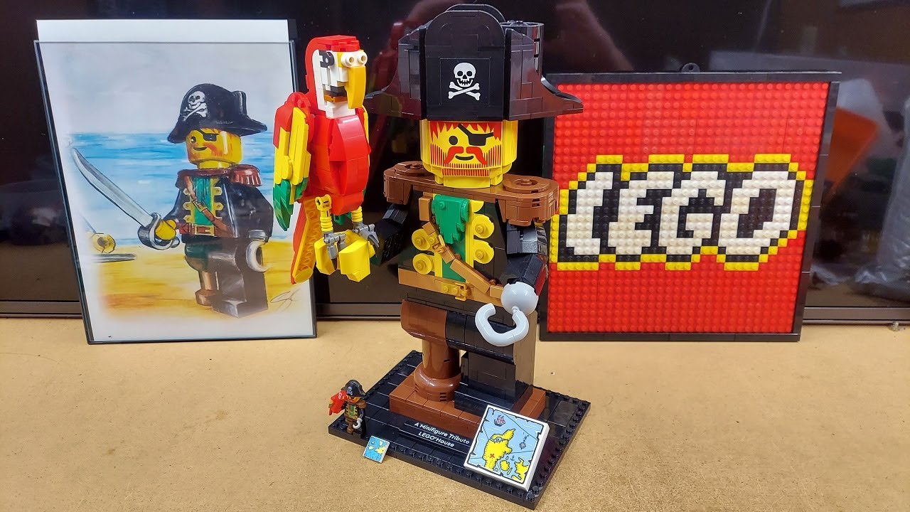 LEGO By the Book - Red Beard Macrofigure with Parrot (40504)