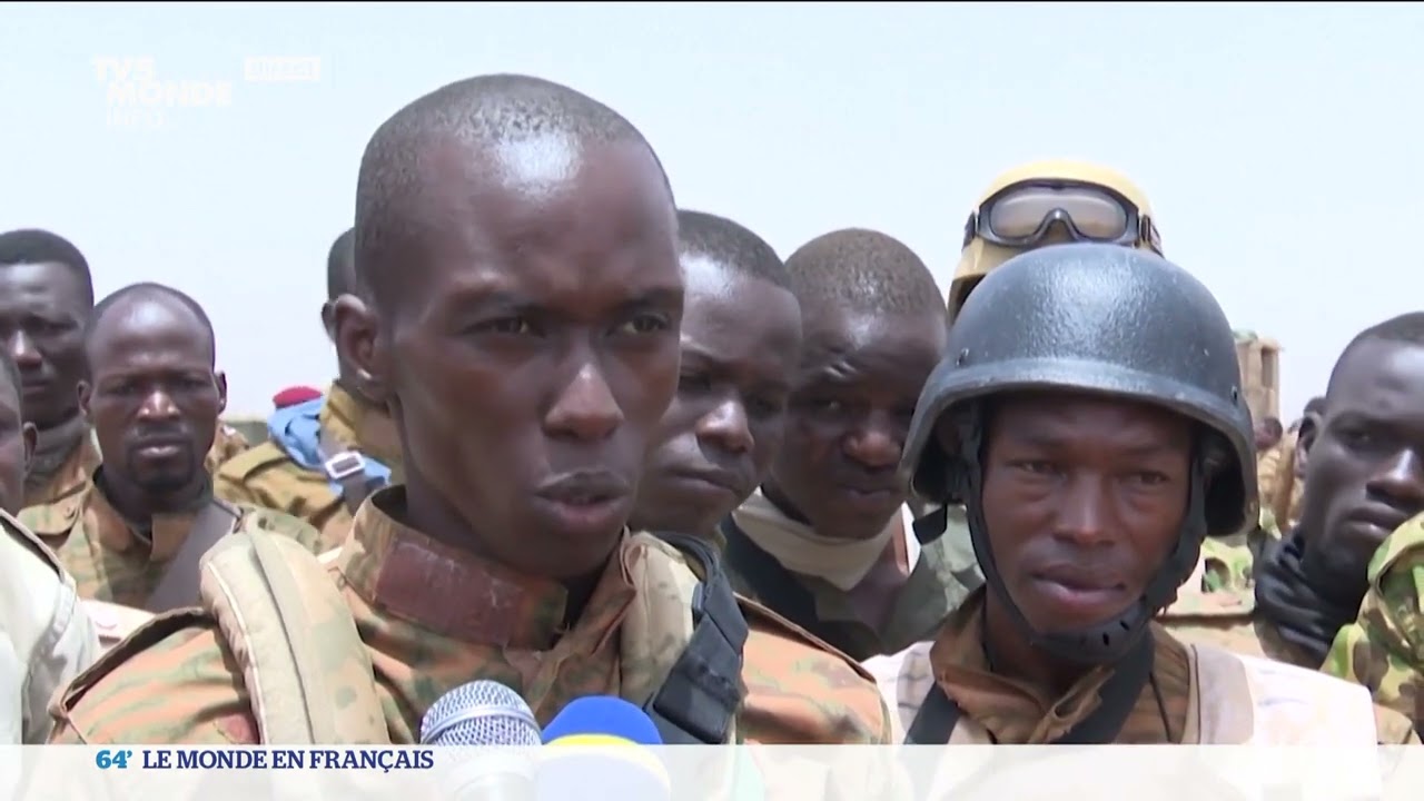 Burkina : le président Damiba félicite les soldats de Bourzanga