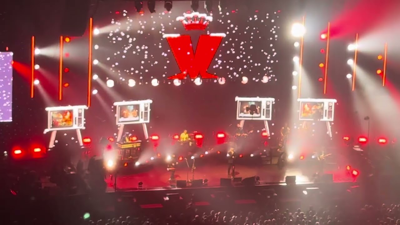 Madness - The Hit Parade tour 6/12/25 - Encore including piper