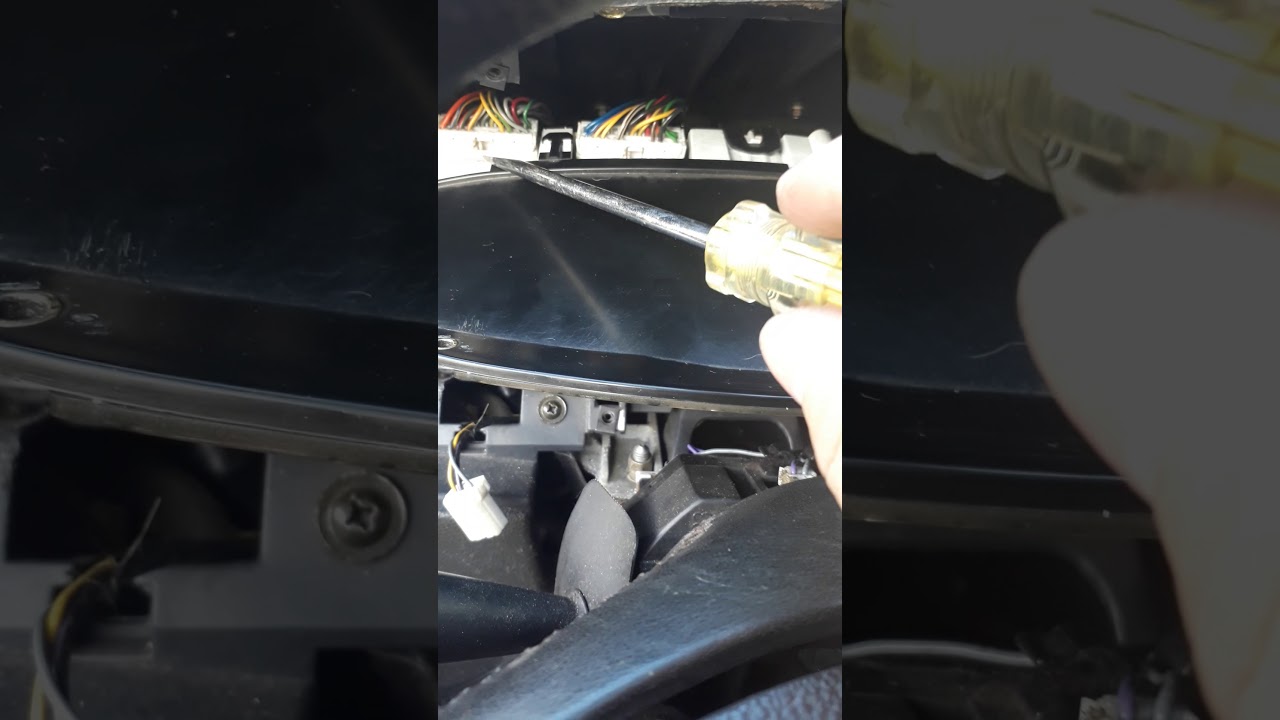 Como retirar o painel de instrumentos, moldura central e botões de vidro do Fiat Marea / Brava