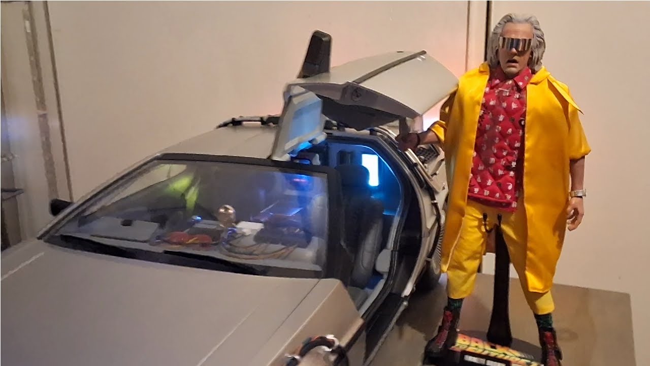 (Not Hot Toys) Saturn Toys Back To The Future Part II: Dr. Emmett Brown Figure Review