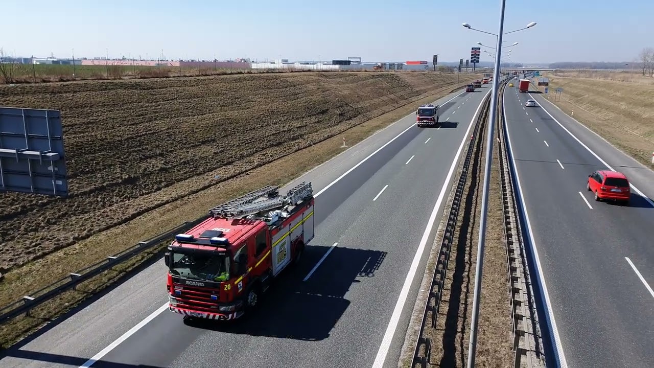 Konwój Straży Pożarnej z Wielkiej Brytanii w drodze z pomocą na Ukrainę. Gliwice, A4 , 21.03.2022
