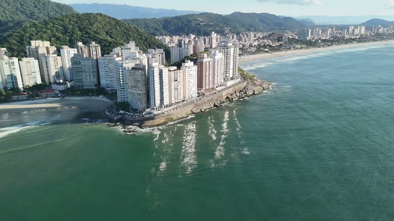Полет дрона над пляжем Питангейрас - Гуаружа/СП - 4K