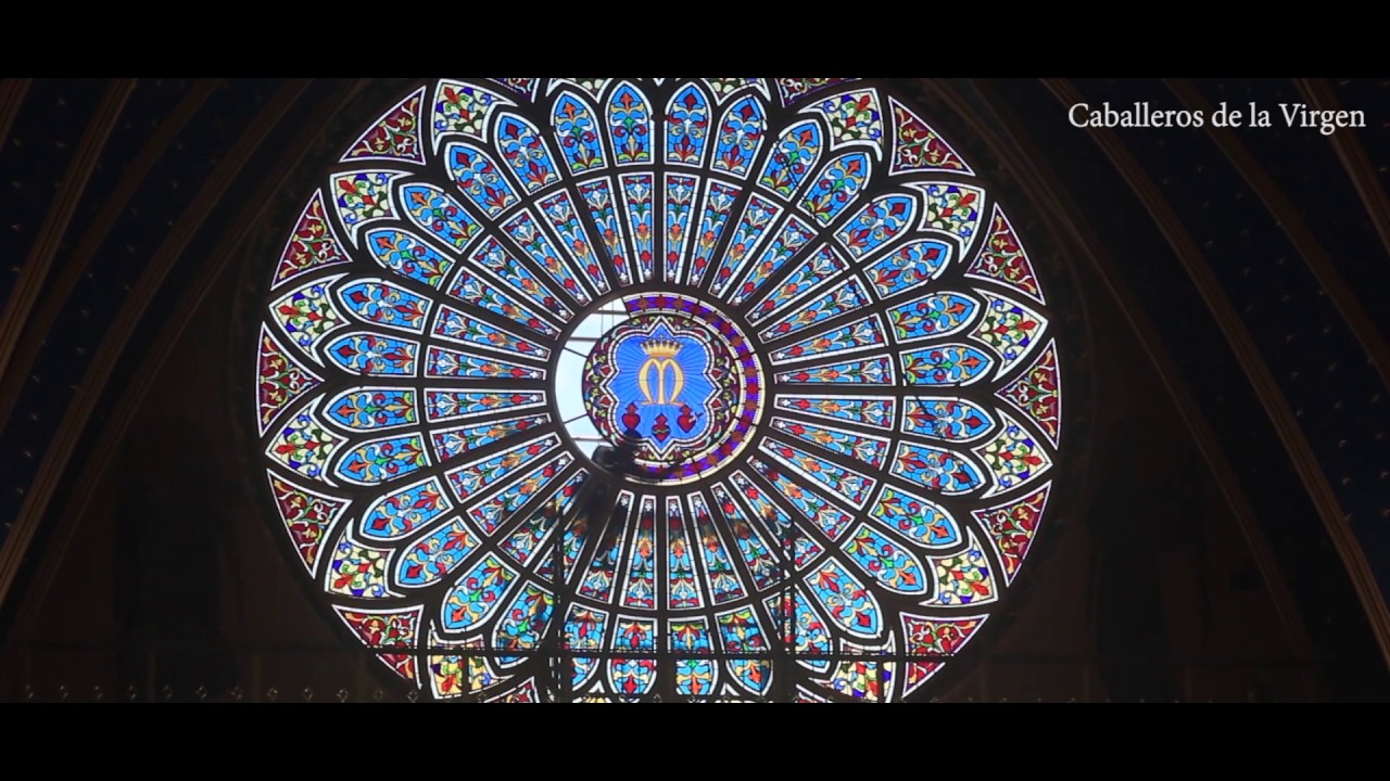 Instalación del rosetón (vitral) en la iglesia N. S. de Fátima