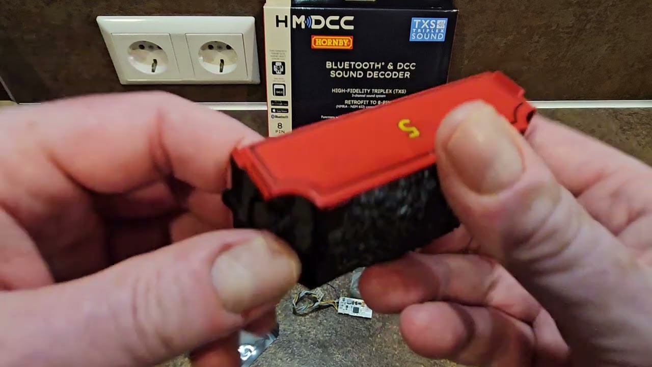 Hornby HM7000 DCC decoder R7336 fitting in Thomas and Friends locomotive with tender James R 852