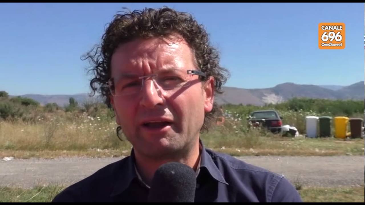 Acerra, pulizia nel campo rom. E i nomadi fanno la differenziata...