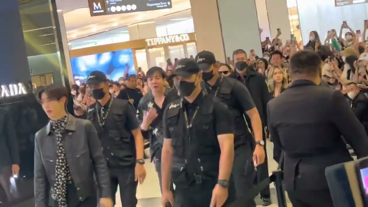 MARK TUAN ‘s lovely @YSL Siam Paragon  😍🥰🌹❤️