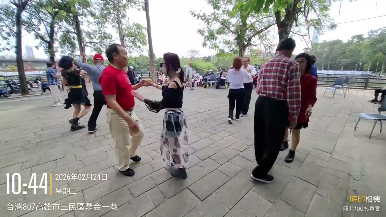 金獅湖廣場先生唱歌跳舞