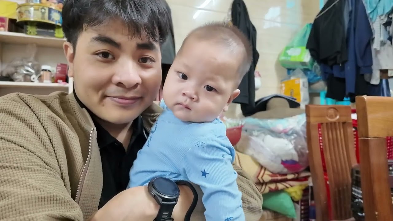 Lạc Lạc tập ăn dặm rồi