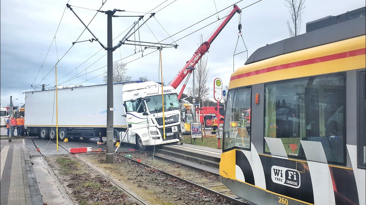 Unfall Zug & LKW - Karlsruhe S Bahn Linie 1 Oberreut Durlach - Verkehrsunfall Räumung KVV accident