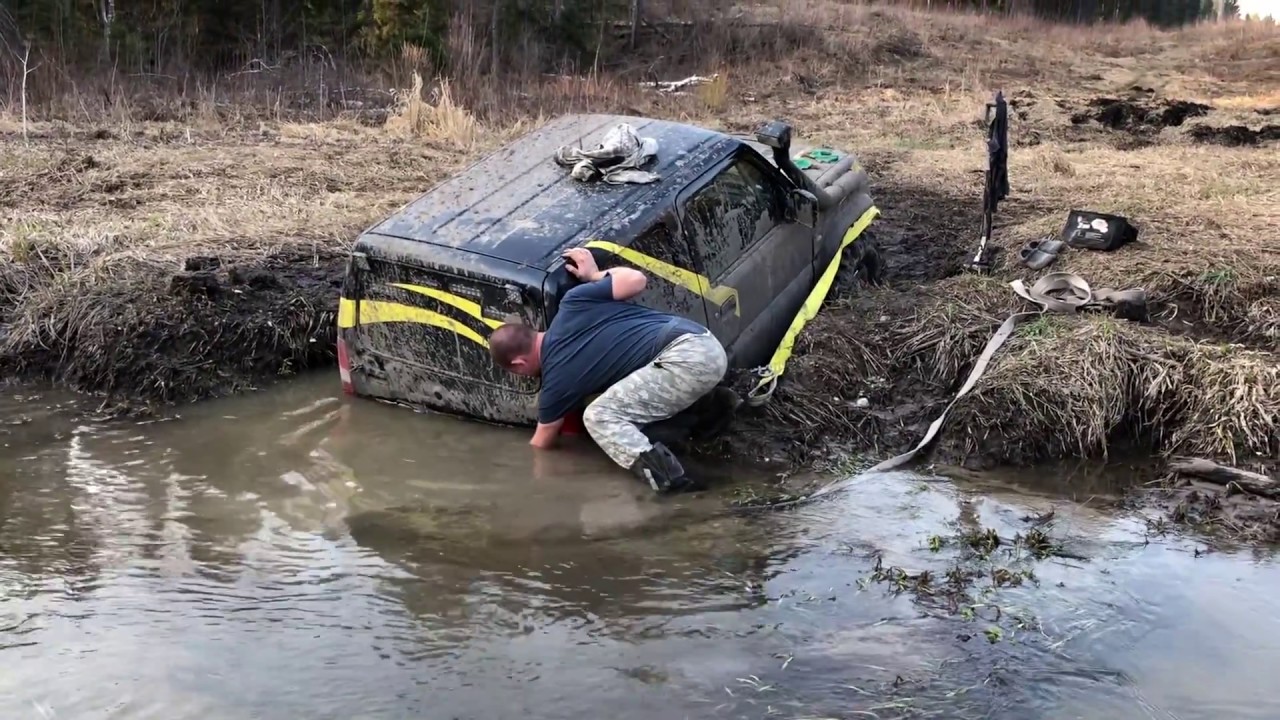 Range Rover P38 Rescues Suzuki Jimny