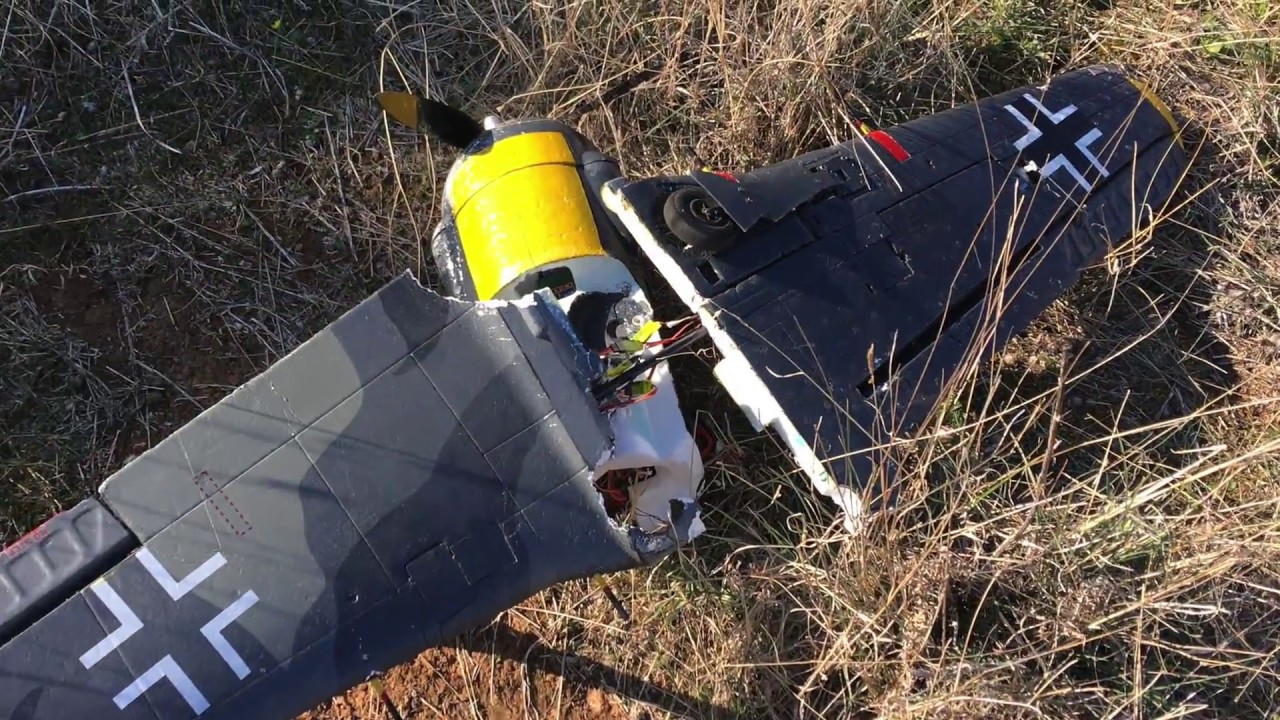 Reparaci&ograve;n y pintura Focke Wulf FW-190 de Dynam