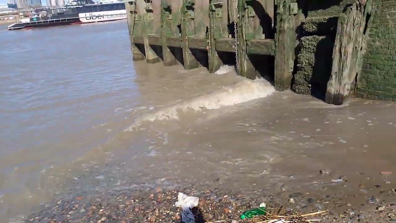 Waves crashing on the banks of the river Thames #london 